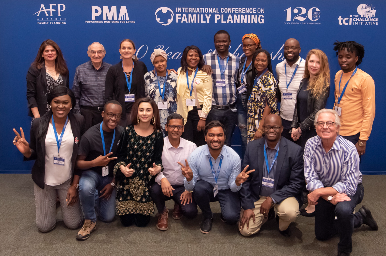 Global Health Leadership Accelerator 2019 Un groupe d'étudiants du monde entier, debout devant une banderole bleue, souriant