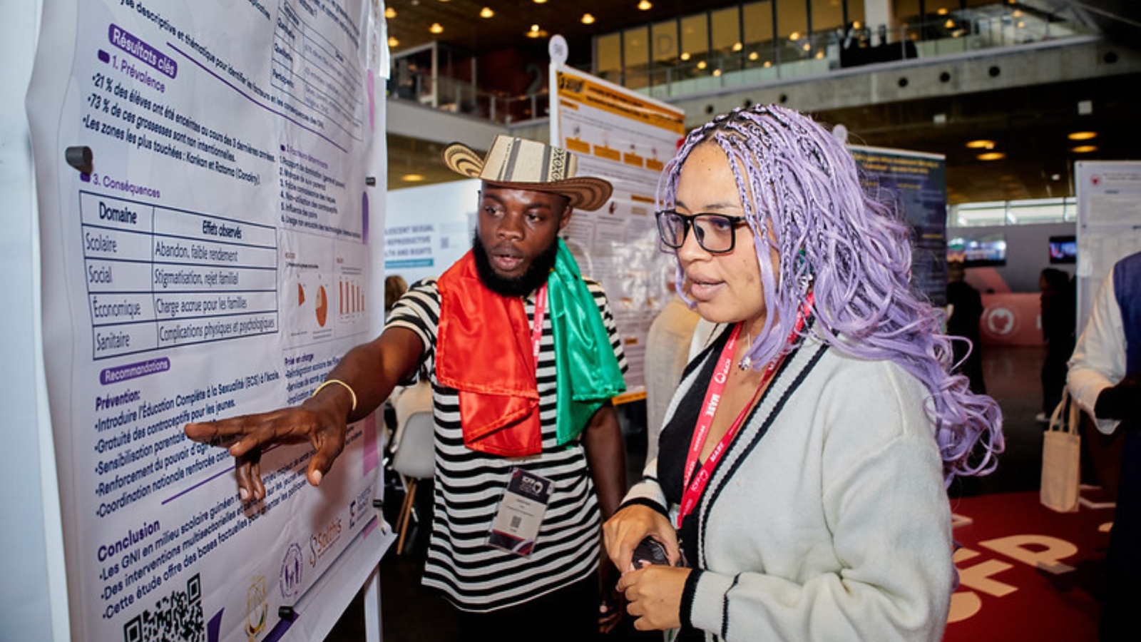 jeunes chercheurs présentant un poster à l'ICFP
